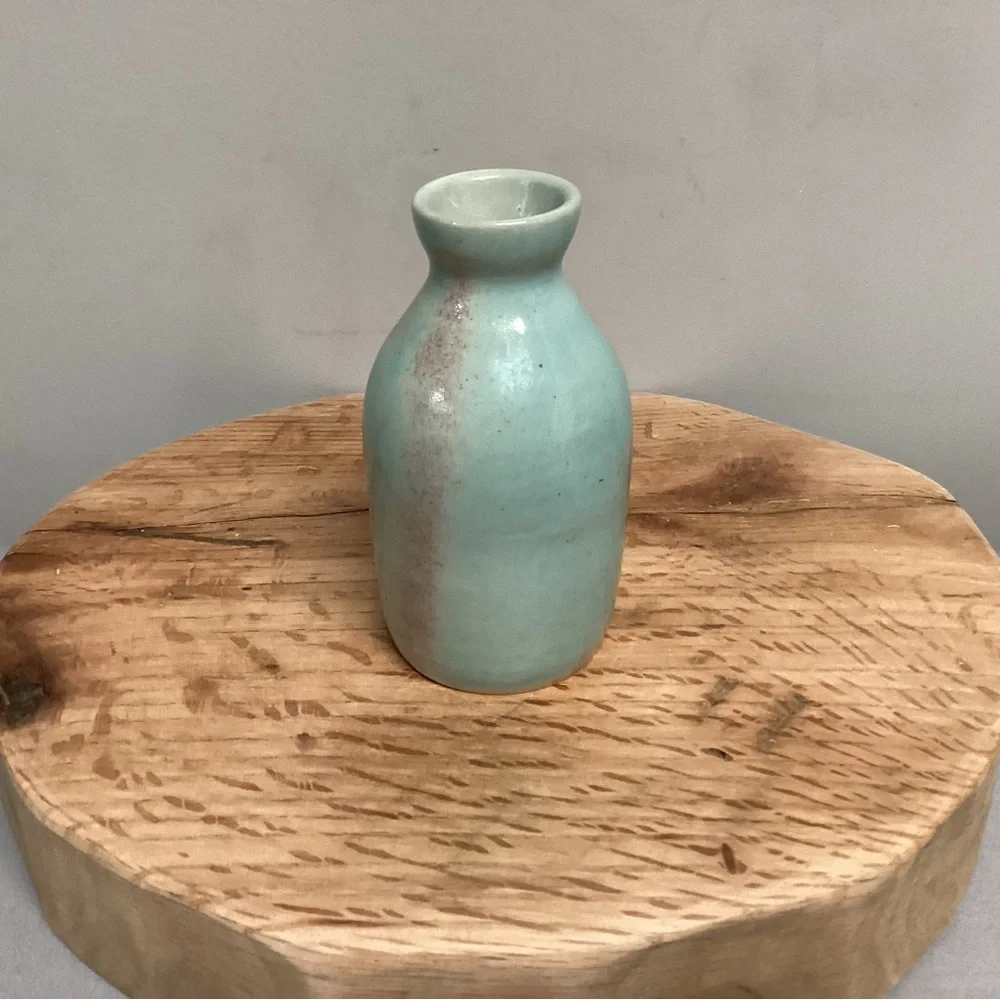 🟢 Beautiful Ceramic / Stoneware Crafted Old Fashion Milk Bottle Look Decor Vase - Picture 3 of 13